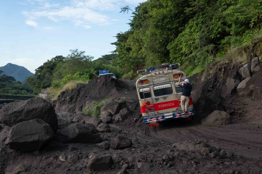 Una camioneta atraviesa un lahar para llegar a la comunidad Lucerna, en Siquinalá, Escuintla. Foto/Edwin Bercián
