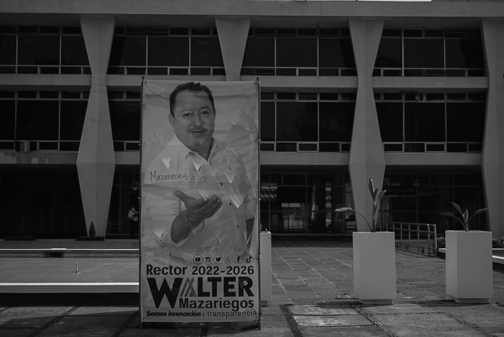 Un anuncio con la imagen de Walter Mazariegos, permanece instalado frente al campus central de la Universidad San Carlos el 23 de marzo de 2022. Foto/Edwin Bercián
