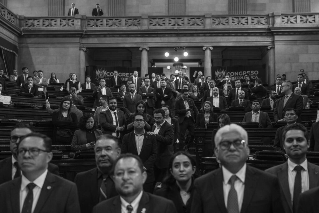 Diputados del congreso observan la juramentación de la comisión de postulacíón para elección de magistrados del Tribunal Supremo Electoral el 19 de enero de 2026. Foto/Edwin Bercián