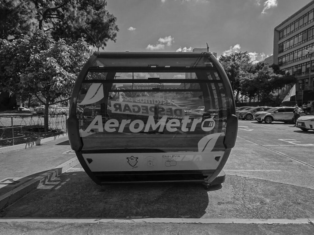 Una cabina del AeroMetro es exhibida frente a la sede de la Municipalidad de Guatemala como parte de su campaña de socialización. Foto/Municipalidad de Guatemala