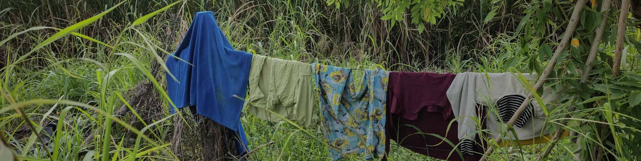 Algunas prendas de ropa son tendidas a la orilla de la carretera que conduce hacia Retalhuleu, donde prevalecen plantaciones de caña de azúcar. Foto/Edwin Bercián
