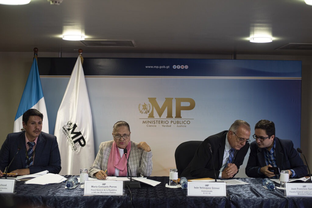 Consuleo Porras junto a Iván Velásquez y Juan Francisco Sandoval. Foto: Oliver de Ros