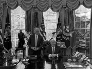 El presidente de Estados Unidos, Donald Trump, posa detrás del escritorio Resolute en la Oficina Oval de la Casa Blanca junto a Esteban Bovo, durante una reunión en Washington D.C. Foto IG/Esteban Bovo
