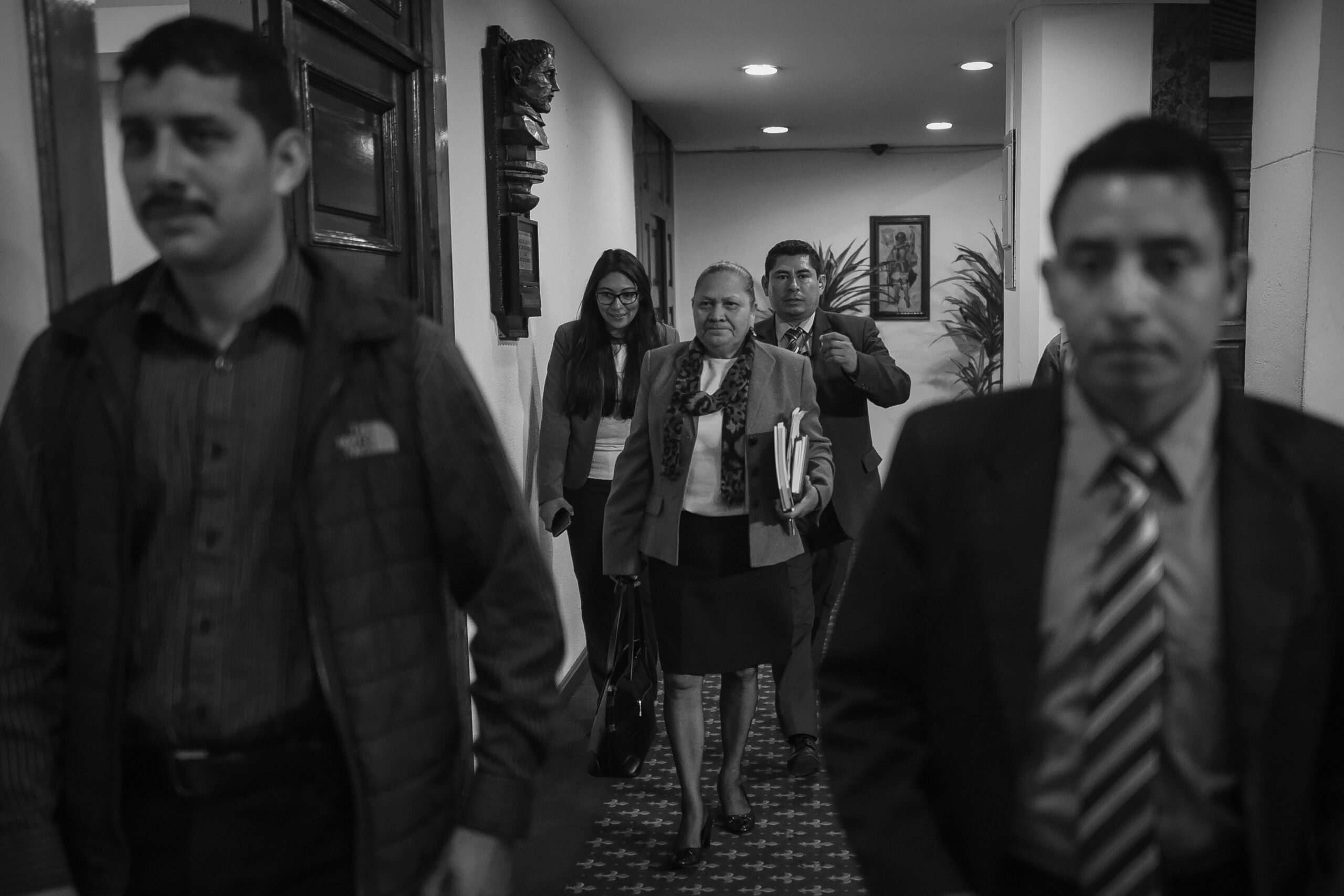 La fiscal general del Ministerio Público, Consuelo Porrras, sale de una conferencia de prensa en un hotel de zona 10 el 15 de mayo de 2018. Foto/Edwin Bercián