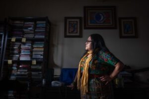 La antropóloga, Aura Cumes, conversa con periodistas al finalizar una entrevista en su estudio en Chimaltenango en marzo de 2026. Foto/Edwin Bercián