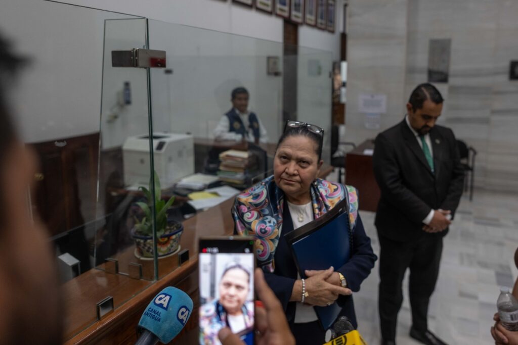 Periodistas cuestionan a Consuelo Porras por la falta de transparencia en el Ministerio Público. Foto: Edwin Bercián