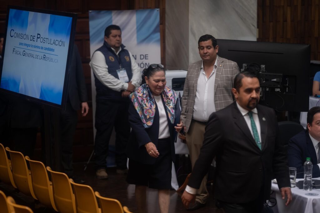 Consuelo Porras ingresó a la sala de vistas de la CSJ para ser entrevistada por la Comisión de Postulación para elegir   candidatos a Fiscal General. Foto; Edwin Bercián