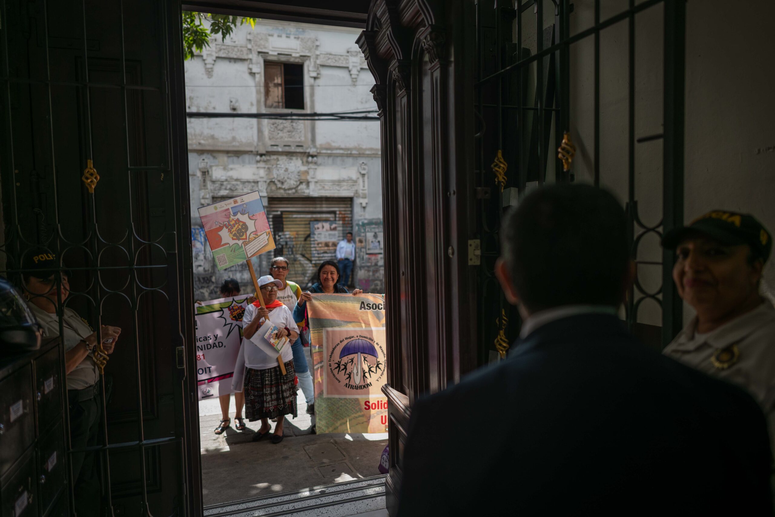 Margarita Castro junto a otras traabjadoras de casa particular, protestan frente al congreso el 26 de agosto de 2025. Foto/Edwin Bercián