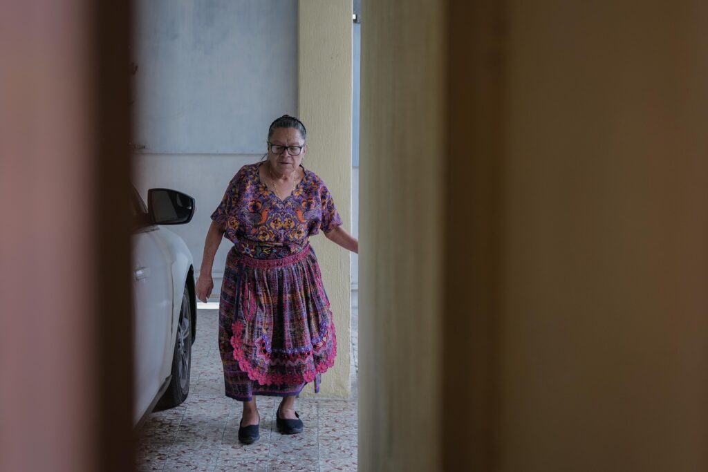 Margarita camina por los pasillos de Centracap, luego de atender a una persona en la puerta de la organización. Foto/Edwin Bercián