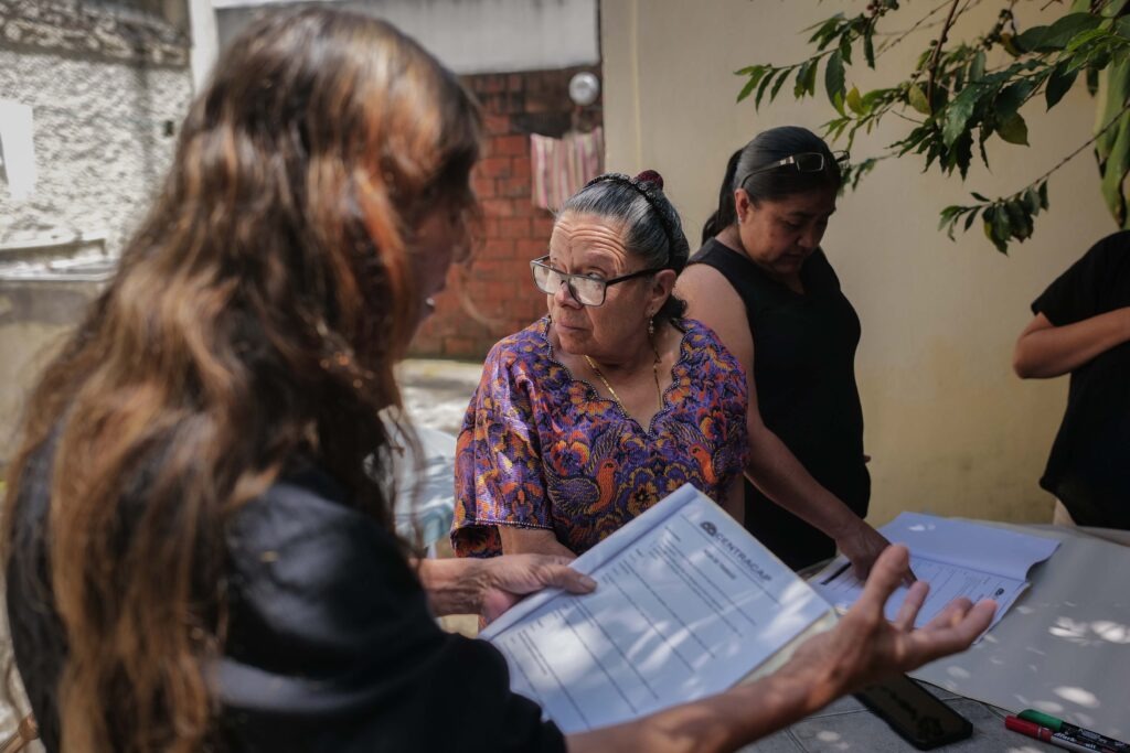 Margarita Castro conforma un grupo durante el desarrollo del taller de empoderamiento, impartido en Centracap. Foto/Edwin Bercián