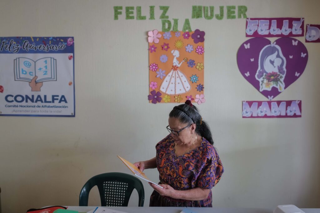 Margarita recoge sus cuadernos al finalizar sus clase, cursa el sexto grado y estudia los domingos. Foto/Edwin Bercián