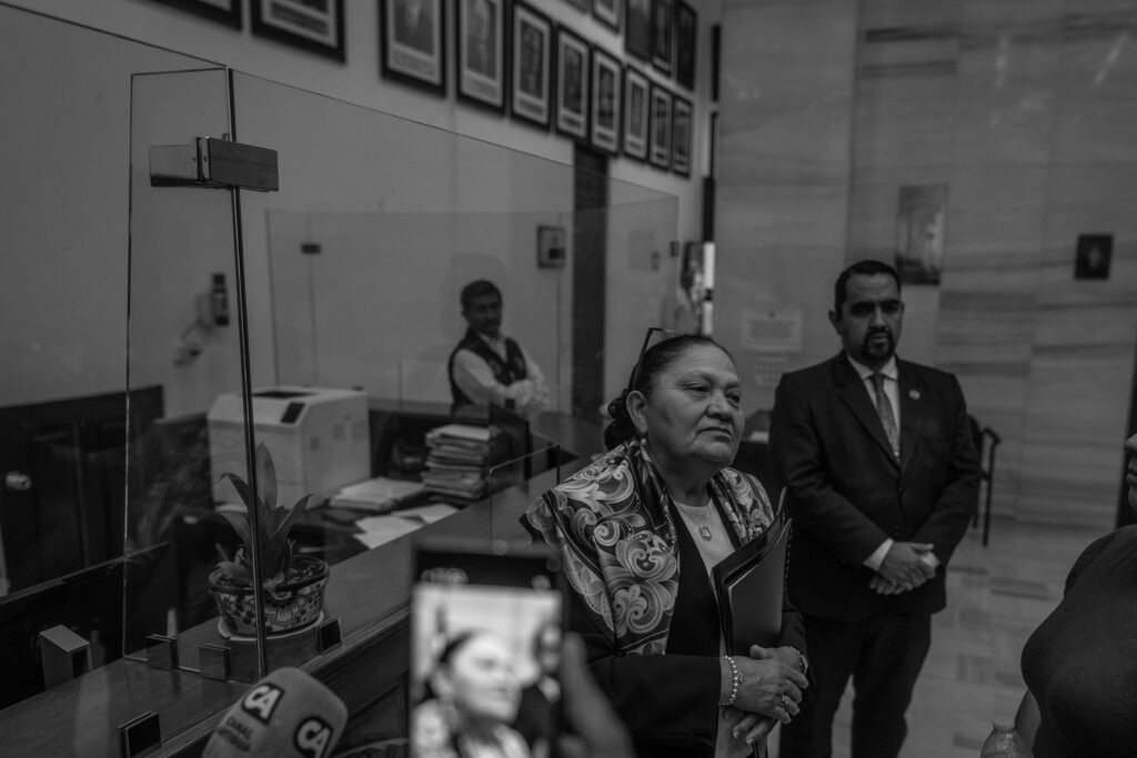 Consuelo Porras responde las preguntas de periodistas al salir de la entrevista en la comisión de postulación para fiscal del MP el 9 de abril de 2026.