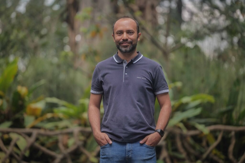 El arquitecto Carlos Sazo posa para una fotografía el 18 de abril de 2026 en ciudad de Guatemala.