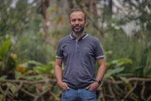 El arquitecto Carlos Sazo posa para una fotografía el 18 de abril de 2026 en ciudad de Guatemala.