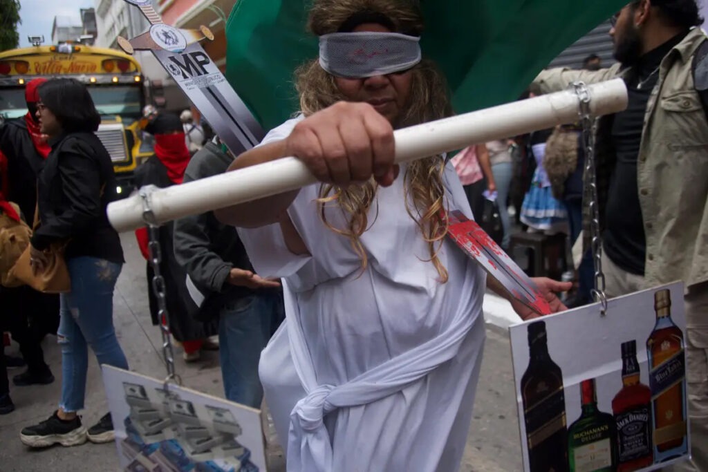 Decenas de estudiantes participan en la Huelga de Dolores el 27 de marzo de 2026 en la ciudad de Guatemala. Foto/Emisoras Unidas