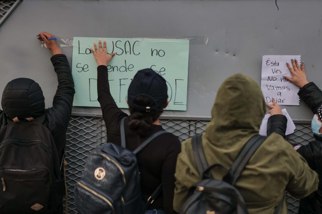 Estudiantes pegan consignas en contra del cierre de la universidad de San Carlos por parte de grupos afines a Walter Mazariegos. Foto/Edwin Bercián