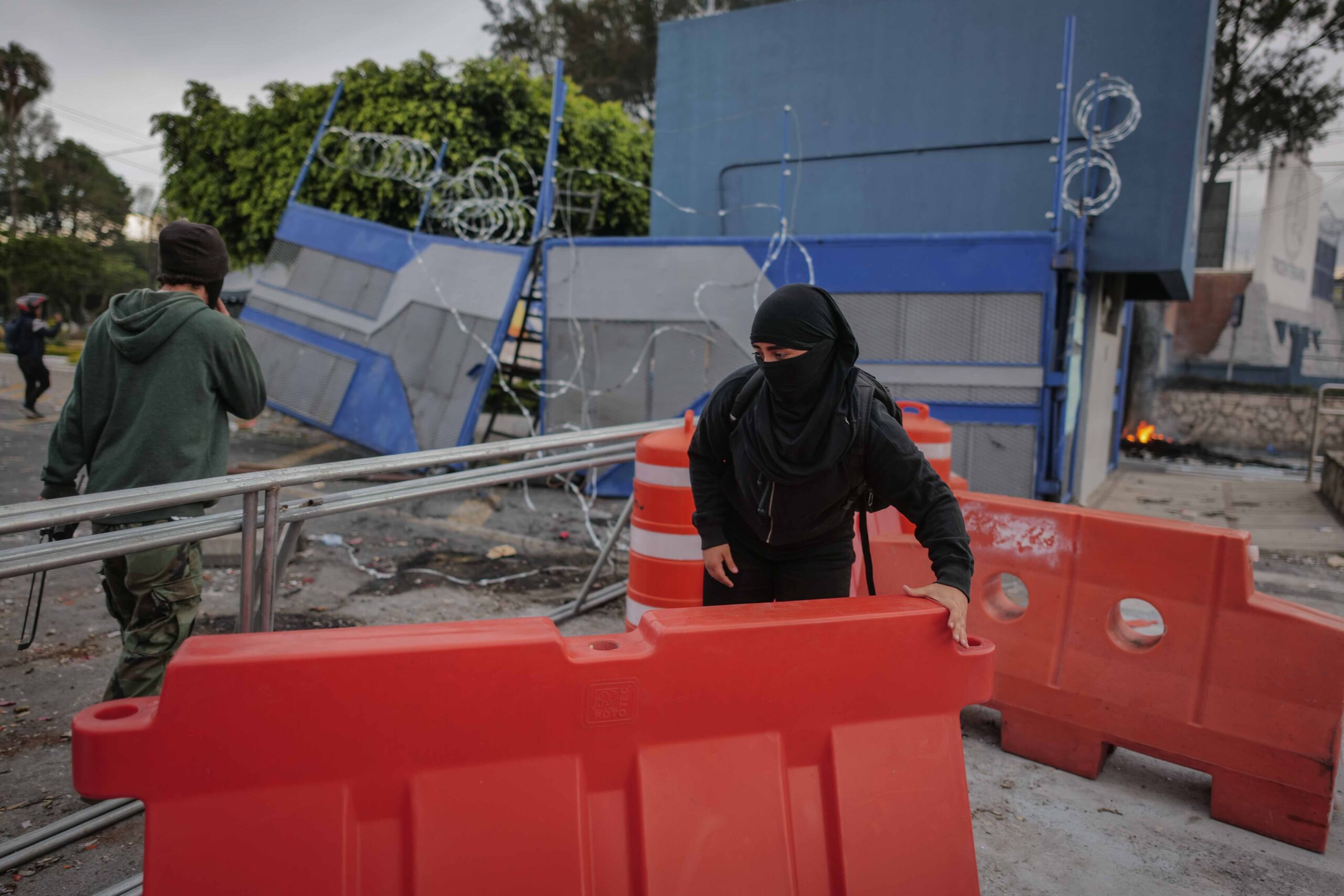 Un estudiante opositor a Walter Mazariegos resguarda la entrada de la universidad de San Carlos, luego de permanecer cerrada por grupos afines al rector. Foto/Edwin Bercián