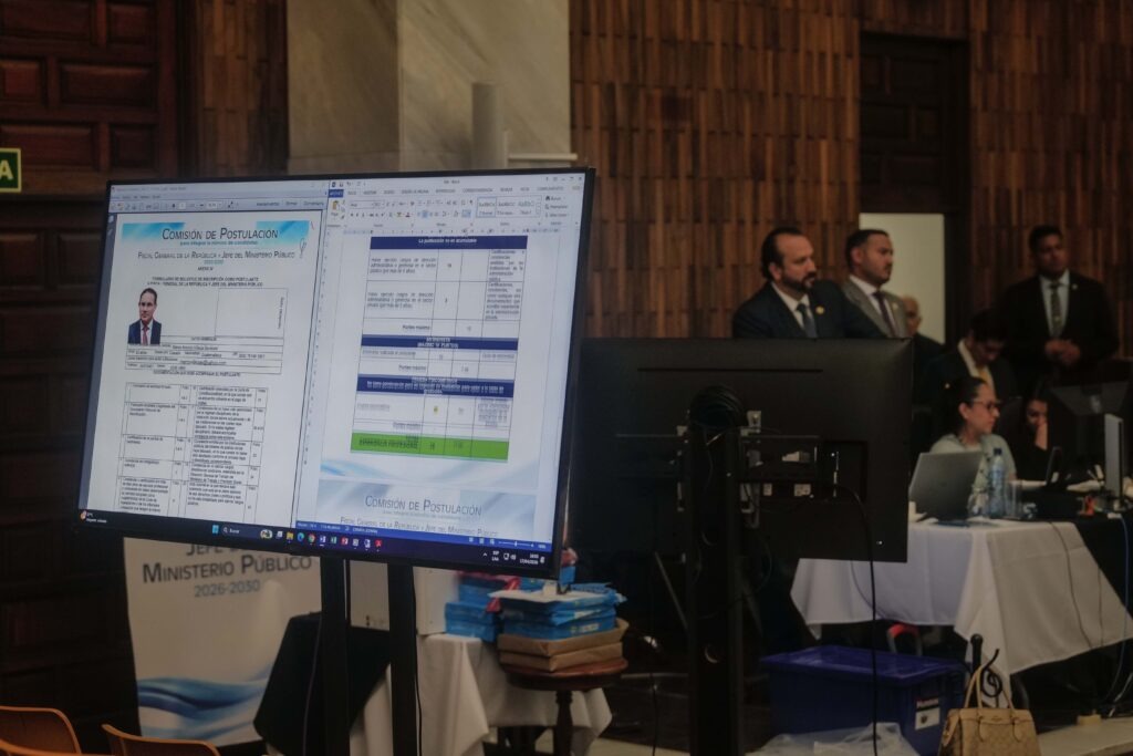 El expediente del ministro de Gobernación,. Marco Villeda, es proyectado durante una de las reuniones de la comisión de postulación para la elección de fiscal del MP. Foto/Edwin Bercián