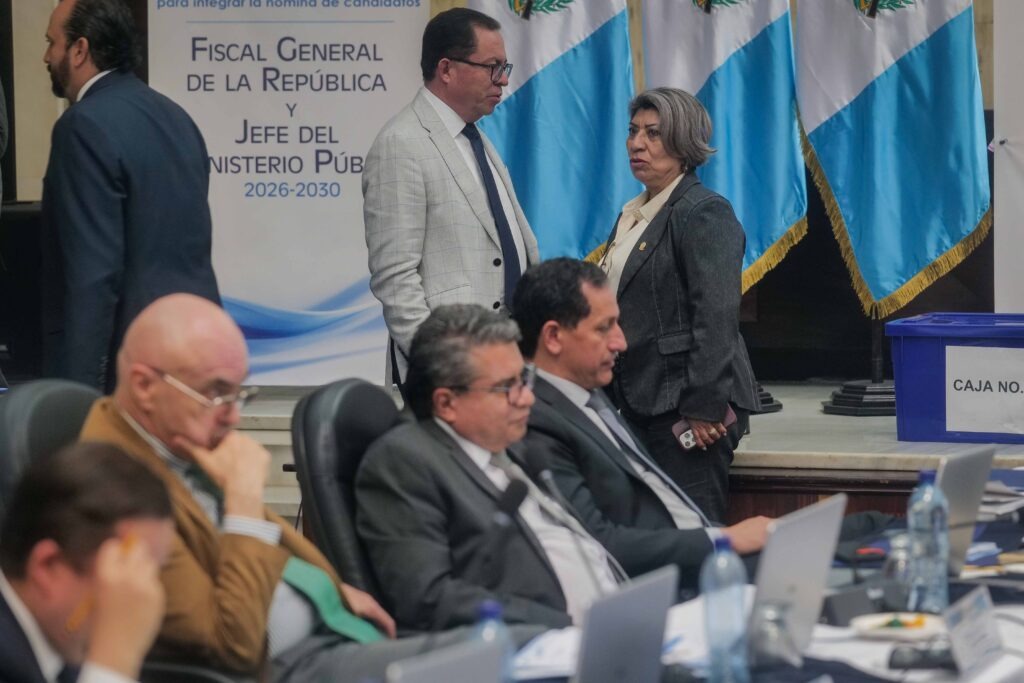 La presidenta del Tribunal de Honor del Cang, Carmen Franco, conversa con el decano de Derecho de la Usac, Henry Arriaga en la sala de vistas de la CSJ. Foto/Edwin Bercián