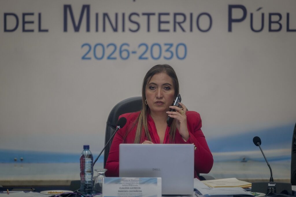 Claudia Paredes, presidenta de la CSJ, conversa por teléfono durante una de las reuniones para elegir nómina de aspirantes al MP. Foto/Edwin Bercián