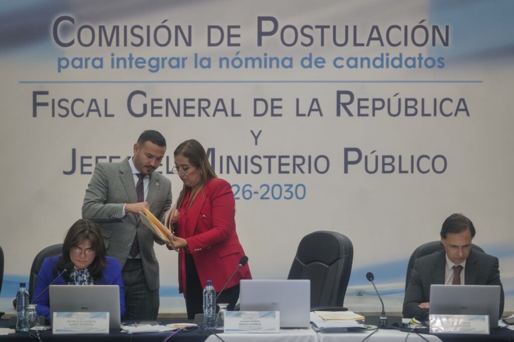 Claudia Paredes conversa con un funcionario del OJ durante la evaluación de expedientes de aspirantes a dirigir el MP. Foto/Edwin Bercián