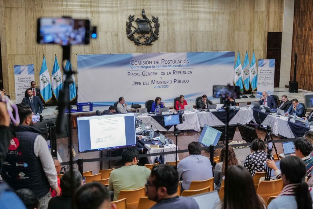 Comisionados durante la evaluación de expedientes de candidatos a fiscal general del MP. Foto/Edwin Bercián