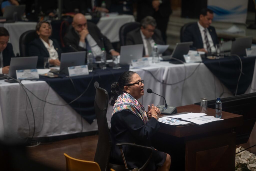 La fiscal Consuelo Porras durante la entrevista ante la comisión de postulación el 9 de abril de 2026 en la sala de vistas de la CSJ. Foto/Edwin Bercián
