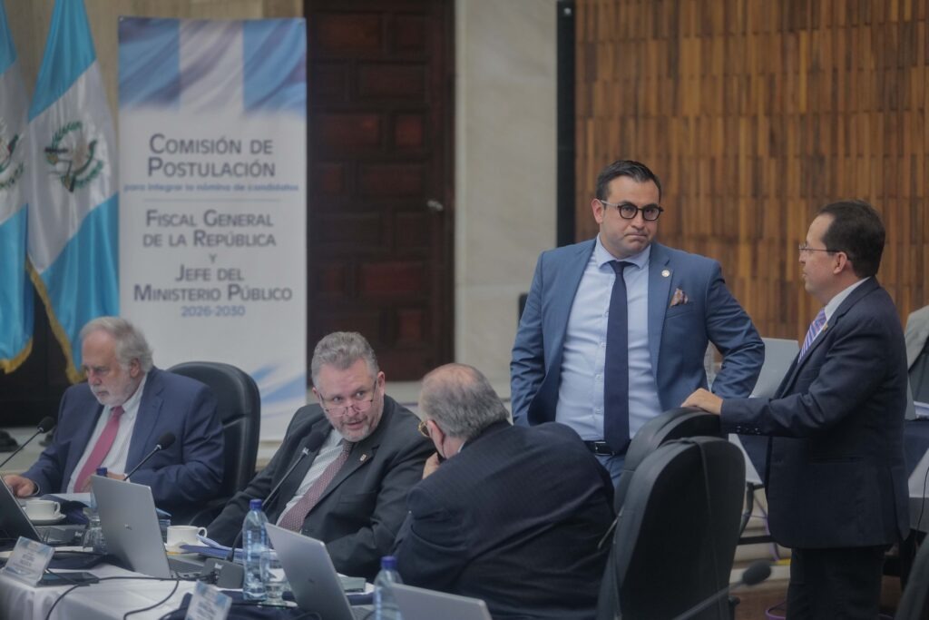 Los comisionados Nery Anleu y  Roberto Lepe conversan durante la selección de expedientes en la sala de vistas de la CSJ. Foto/Edwin Bercián