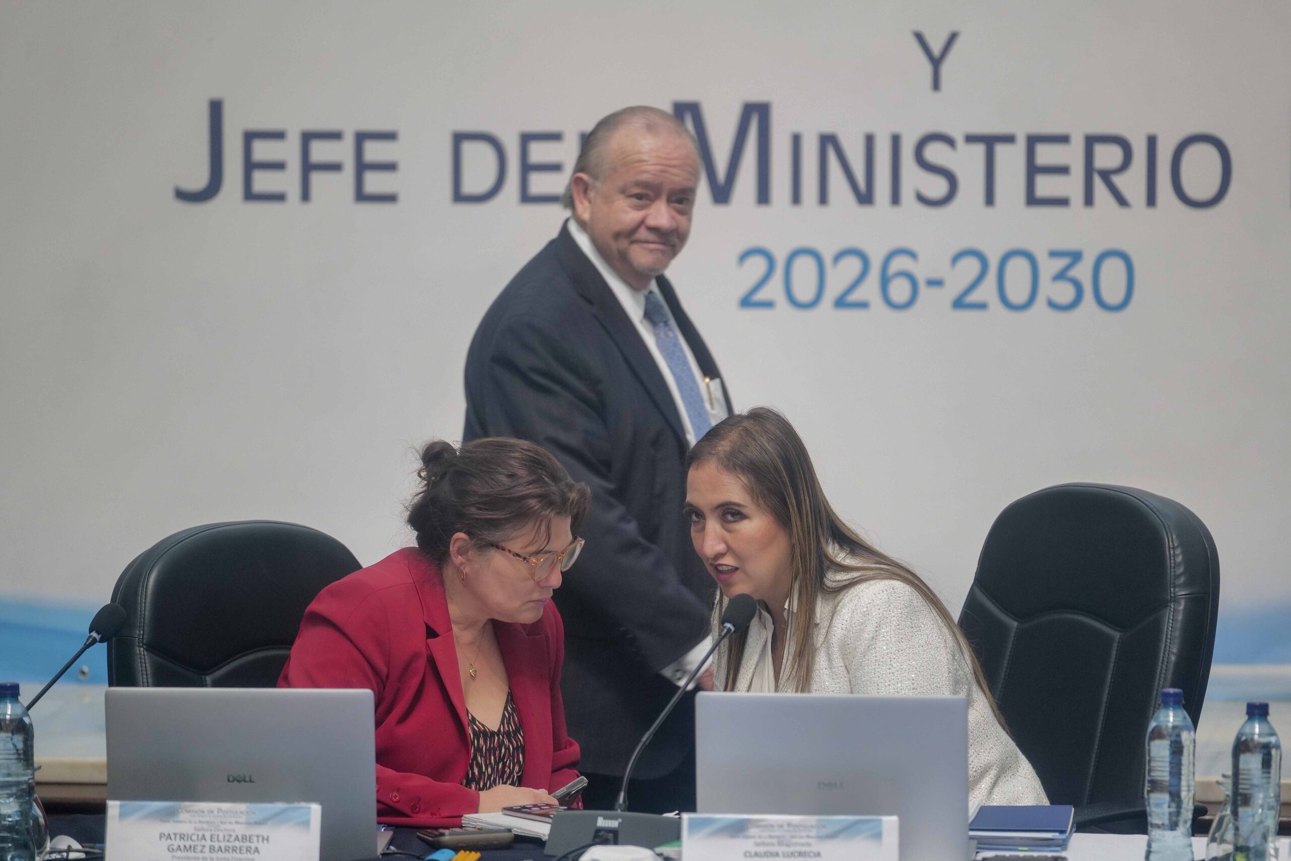 Las comisionadas Patricia Gámez y Claudia Paredes, conversan durante la evaluación de expedientes de aspirantes de fiscal general del MP. Foto/Edwin Bercián