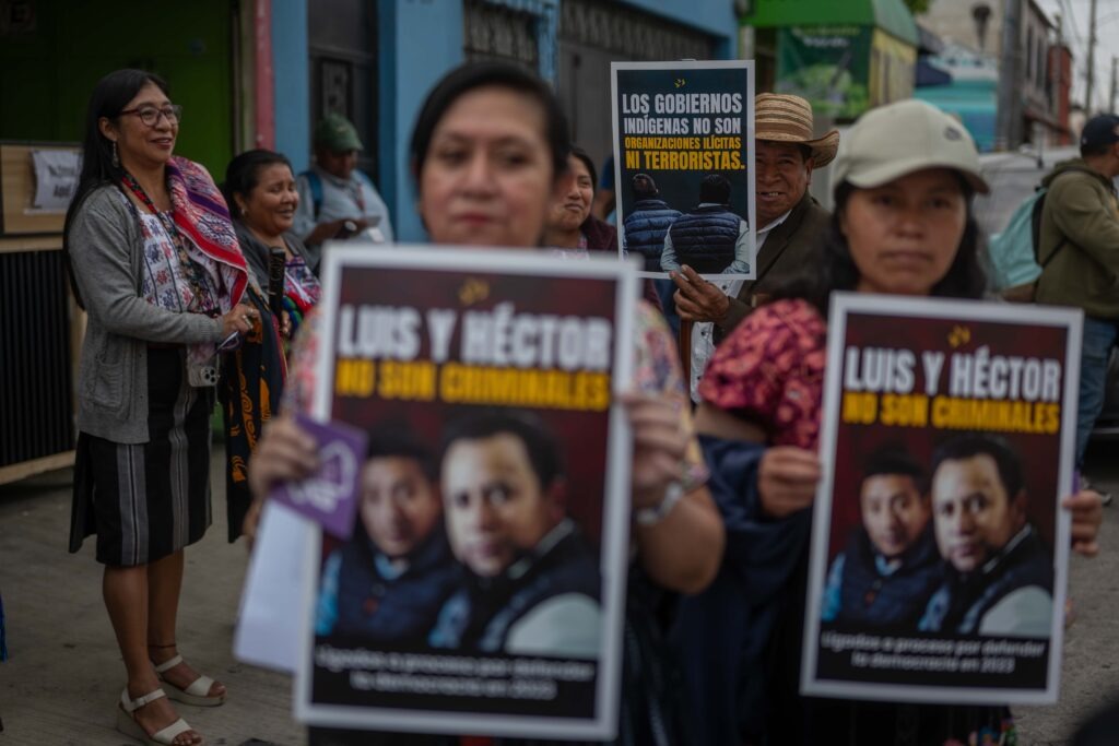 Decenas de personas participan en la protesta frente al MP donde exigen la liberación de años dirigentes indígenas, Luis Pacheco y Héctor Chaclán. Foto/Edwin Bercián