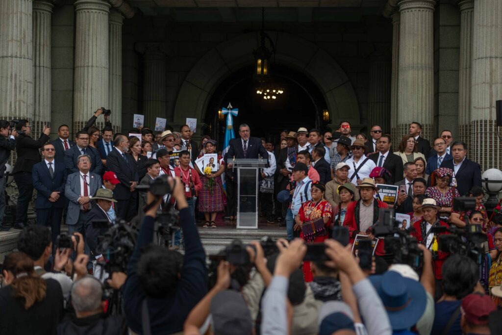 El presidente Bernardo Arévalo recibe a autoridades ancestrales en frente al Palacio Nacional durante la marcha por la liberación de Luis Pacheco y Héctor Chaclán. Foto/Edwin Bercián