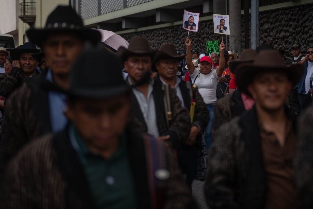Una mujer sostiene los retratos de Luis Pacheco y Héctor Chaclán, quienes permanecen en prisión un año después de su captura. Foto/Edwin Bercián