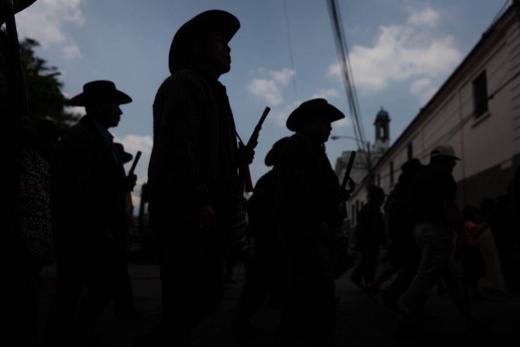 Las siluetas de líderes indígenas durante una marcha que exige la liberación de Luis Pacheco y Héctor Chaclán. Foto/Edwin Bercián