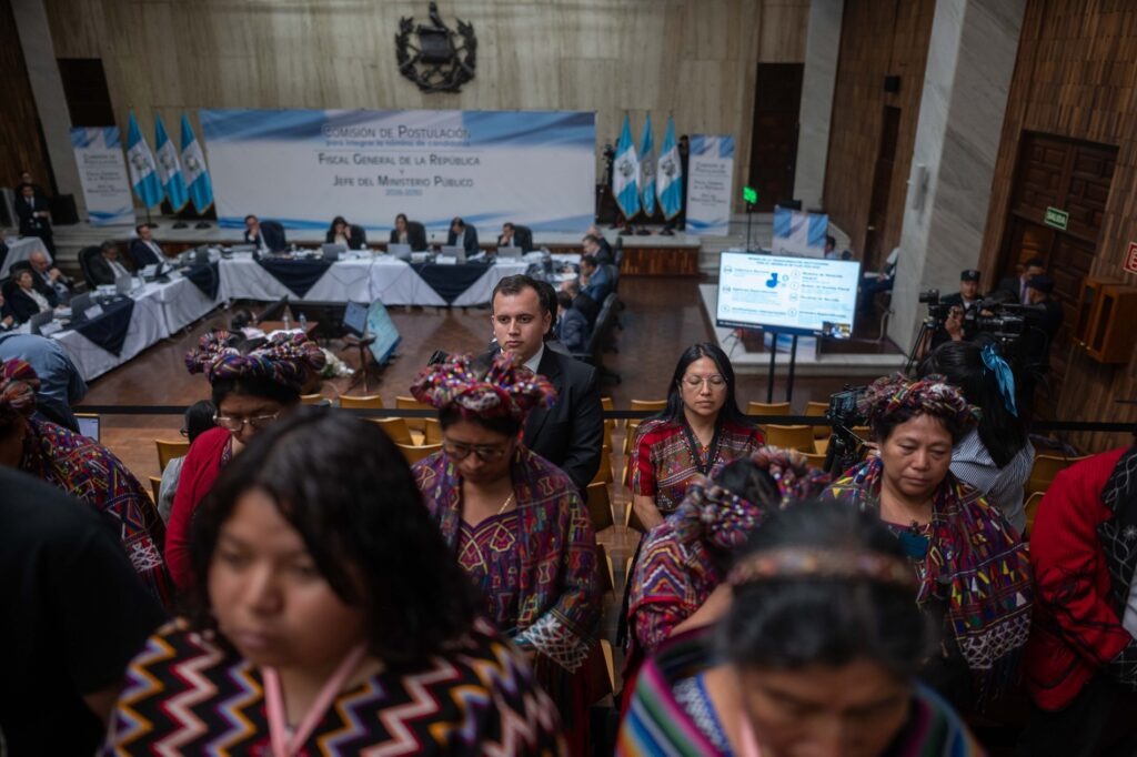 Los asistentes, en su mayoría autoridades indígenas, le dieron la espalda a Consuelo Porras como muestra de rechazo a su gestión. Foto: Edwin Bercián