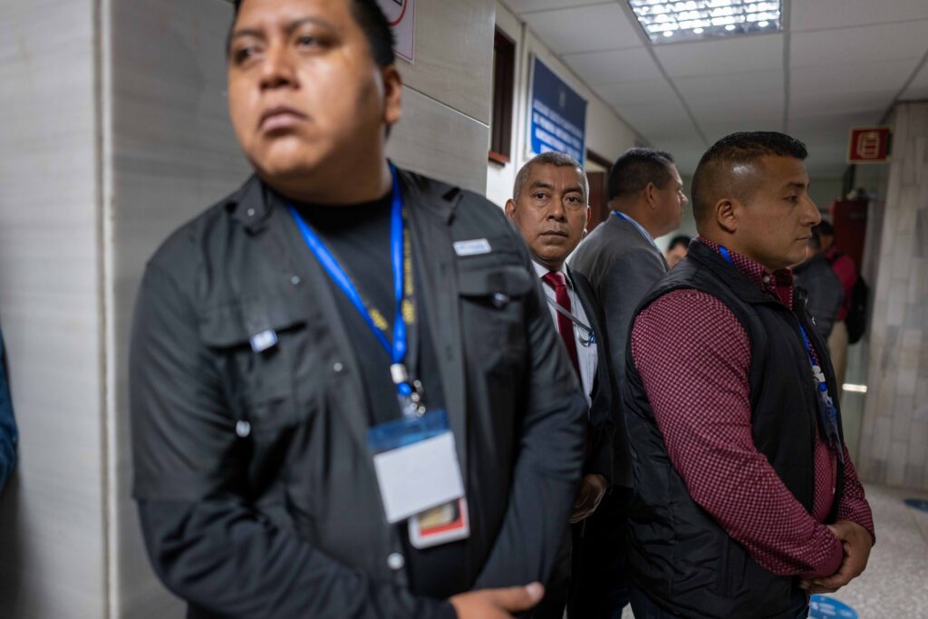 El fiscal Rafael Curruchiche detrás de su equipo de seguridad en Torre de Tribunales. Foto/Edwin Bercián