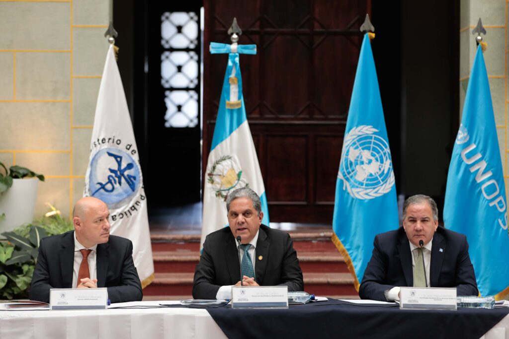 Óscar Cordón Cruz, ministro de Salud, firmó el convenio de colaboración para la adquisición de medicamentos, insumos y tecnología médica, junto a Andrea Calvaruso, director de la oficina de UNOPS en Guatemala. Foto AGN.