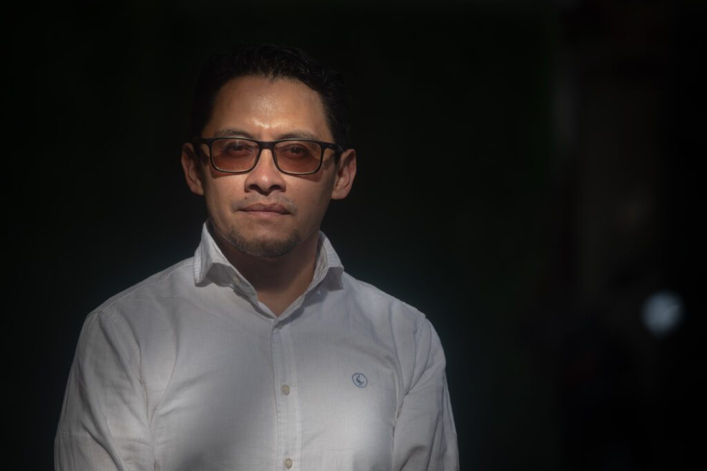 Retrato del investigador social, líder indígena y activista ambiental guatemalteco, Josué Chavajay. Foto/Edwin Bercián