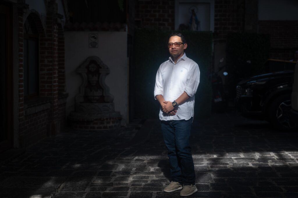 Retrato del investigador social, líder indígena y activista ambiental guatemalteco, Josué Chavajay. Foto/Edwin Bercián