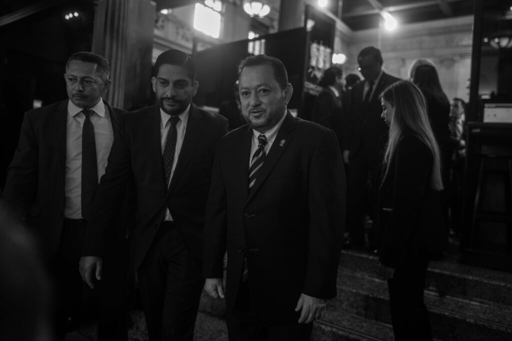 Walter Mazariegos, sale del hemiciclo parlamentario el 19 de enero de 2026, luego de haber sido juramentado como presidente de la comisión de postulación para el Tribunal Supremo Electoral.Foto/Edwin Bercián