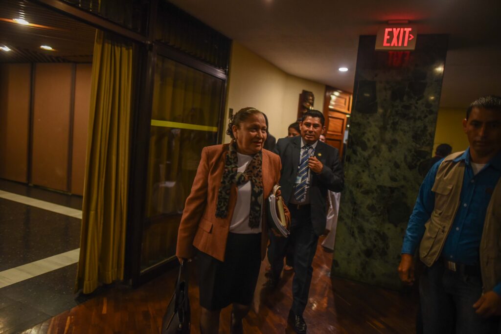 Consuelo Porras sale de un conversatorio con organizaciones de sociedad civil el 15 de mayo de 2018, apenas dos días antes de asumir oficialmente la dirección del Ministerio Público. Porras intentó durante 2026 dos vías (Corte Suprema y USAC) para acceder a una magistratura de la Corte de Constitucionalidad, y se postuló para continuar como fiscal general cuatro años más. Fue desoída en los tres casos. Foto/Edwin Bercián