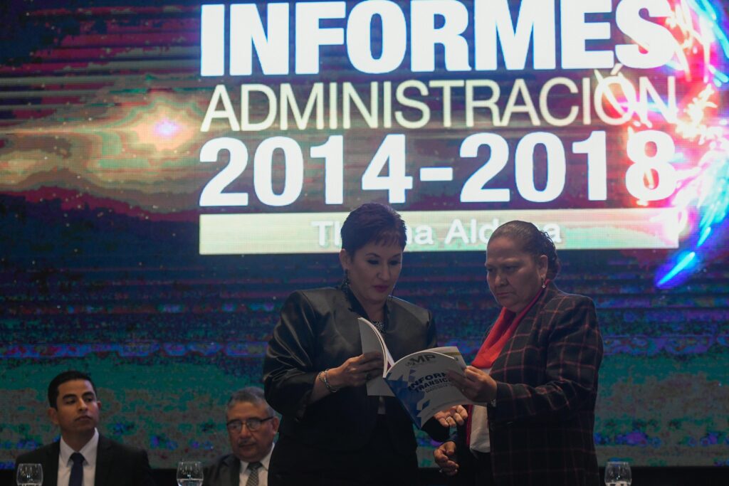 La fiscal general saliente, Thelma Aldana, entrega simbólicamente el mando del Ministerio Público a Consuelo Porras el 7 de mayo de 2018, 10 días antes de la toma de posesión. Foto/Edwin Bercián