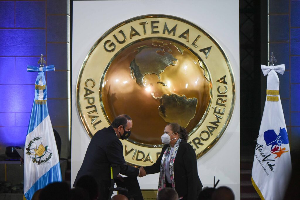 En un acto realizado en el Palacio Nacional, el expresidente Alejandro Giammattei estrecha la mano de Consuelo Porras tras anunciar que la ratifica en el cargo para cuatro años más, el 16 de mayo de 2022. Foto/Edwin Bercián