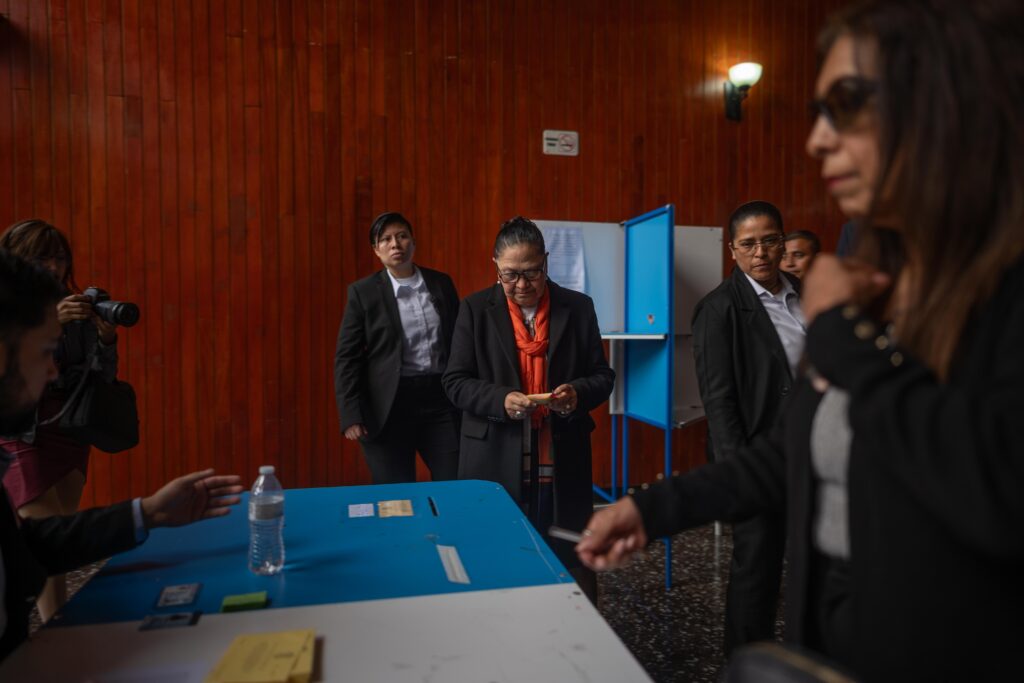 Consuelo Porras emite su voto durante la segunda vuelta de elecciones del Colegio de Abogados y Notarios de Guatemala (CANG), el 14 de febrero de 2025, en la disputa de espacios clave para la integración de autoridades del sistema de justicia que integrarían las comisiones de postulación. Foto/Edwin Bercián