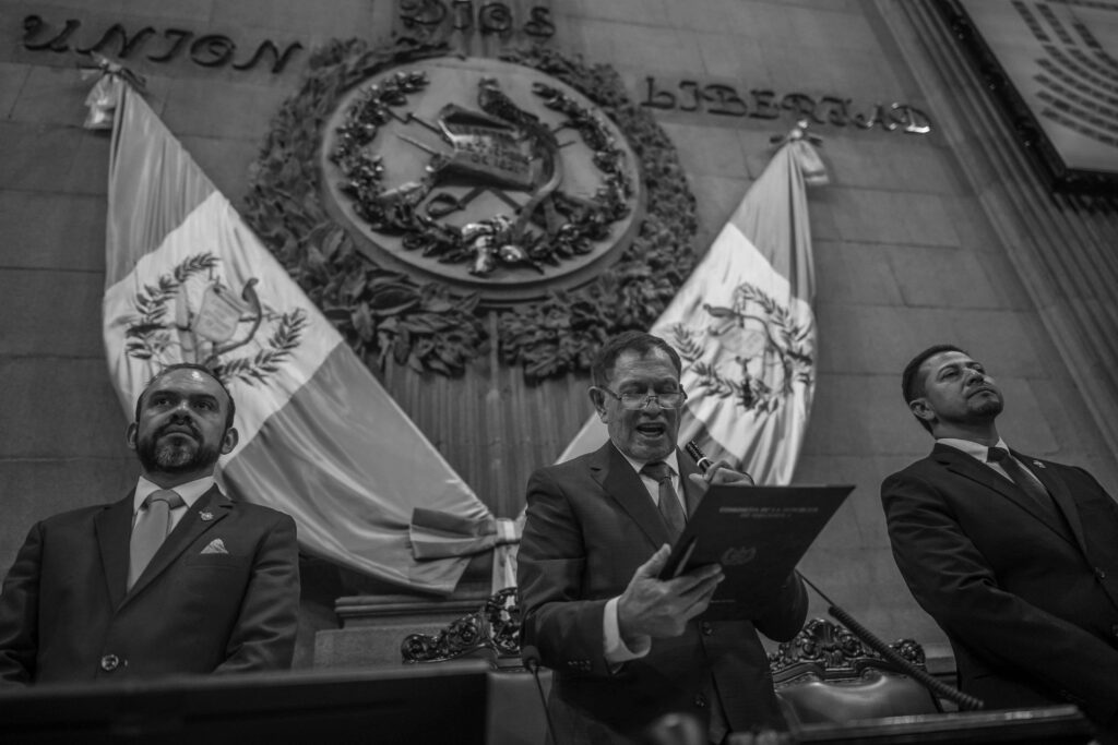 De izquierda a derecha los diputados integrantes de la junta directiva del Congreso, Elmer Palencia, Luis Contreras y Nery Ramos, durante una sesión plenaria el 19 de enero de 2026. Foto/Edwin Bercián