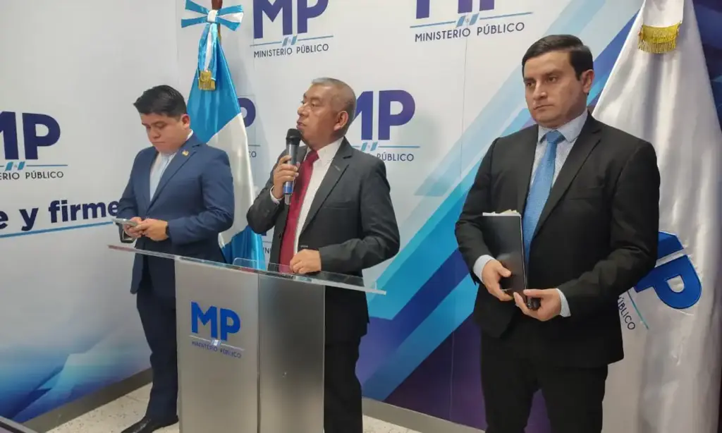 El fiscal Mario Véliz acompaña al fiscal de la FECI, Rafael Curruchiche durante una conferencia donde presentaron el caso Unops, corrupción presidencial. Foto/Prensa Libre