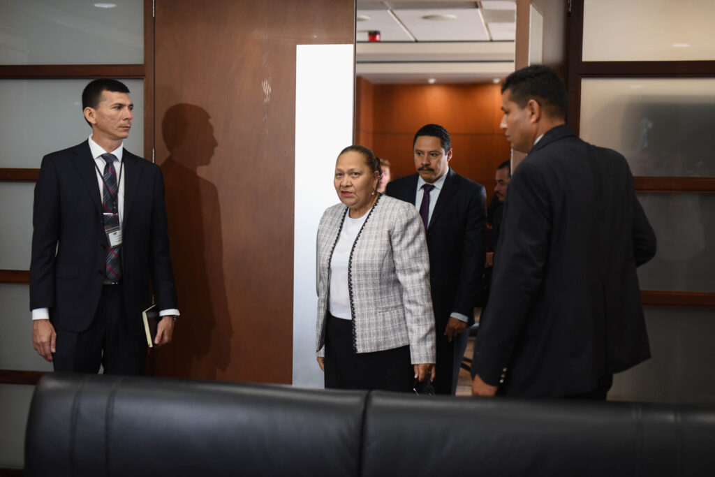 Consuelo Porras entra por primera vez a su despacho acompañada de el exsecretario del MP, Rony López y de sus guardaespaldas para atender una primera conferencia de prensa, tras tomar posesión del cargo de fiscal general el 17 de mayo de 2018. Foto/Edwin Bercián