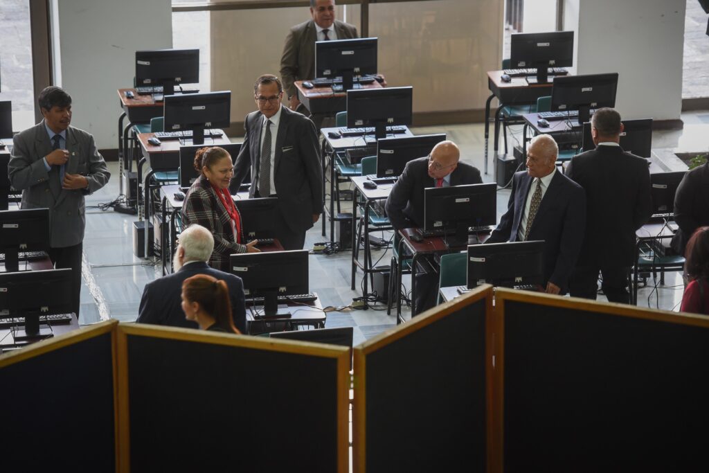 Consuelo Porras conversa con otros aspirantes a dirigir el Ministerio Público antes de realizar las pruebas sicométricas del proceso de elección de fiscal general, el 3 de abril de 2018. Foto/Edwin Bercián