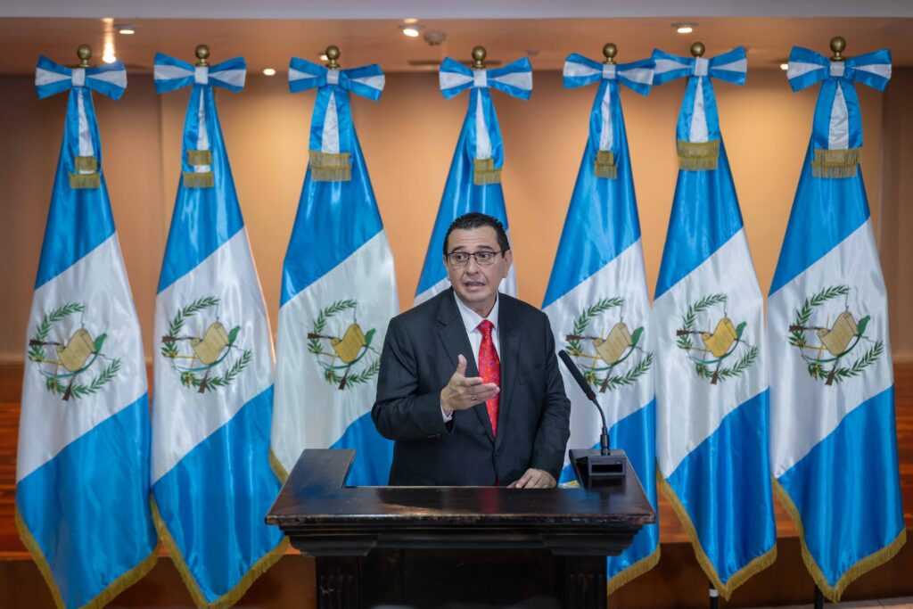El Fiscal General, Gabriel García Luna, responde las preguntas de periodistas durante una conferencia de prensa en la sede del Ministerio Público. Foto/Edwin Bercián
