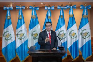 El Fiscal General, Gabriel García Luna, responde las preguntas de periodistas durante una conferencia de prensa en la sede del Ministerio Público. Foto/Edwin Bercián