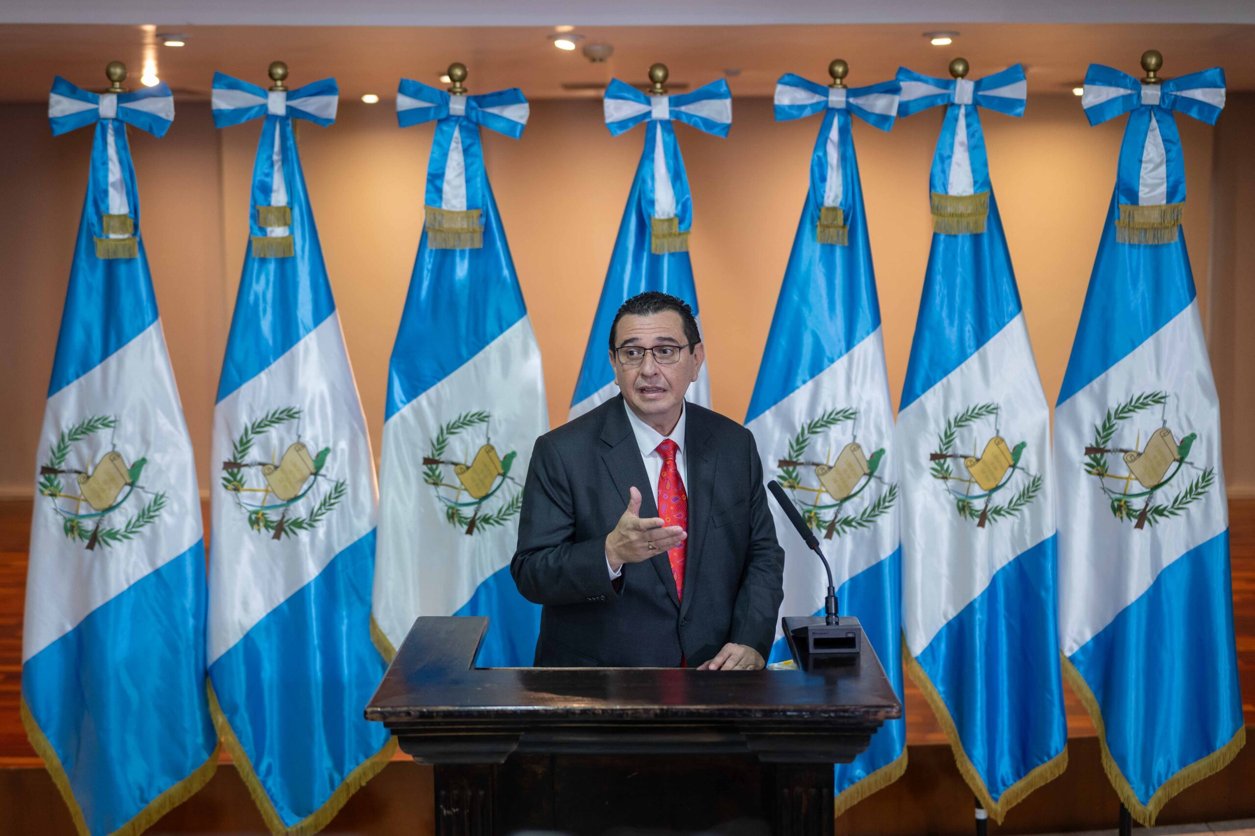 El Fiscal General, Gabriel García Luna, responde las preguntas de periodistas durante una conferencia de prensa en la sede del Ministerio Público. Foto/Edwin Bercián